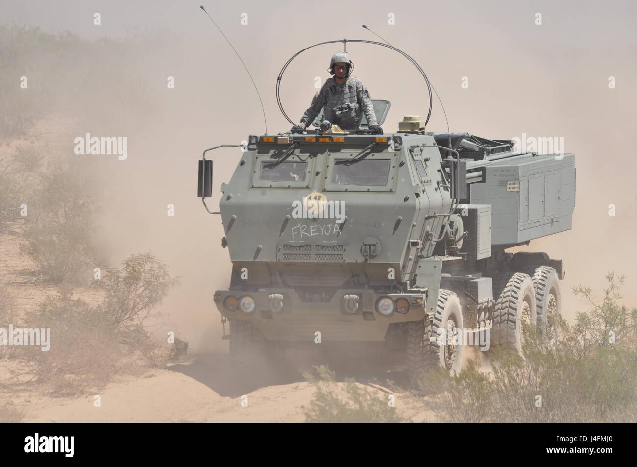 Eine Artillerie-Besatzung der Nationalgarde feuert Raketen aus einem M142 High Mobility Artillery Rocket System ab, das auf einem mittleren taktischen Fahrzeug während einer Trainingsübung in New Mexico montiert ist. Stockfoto