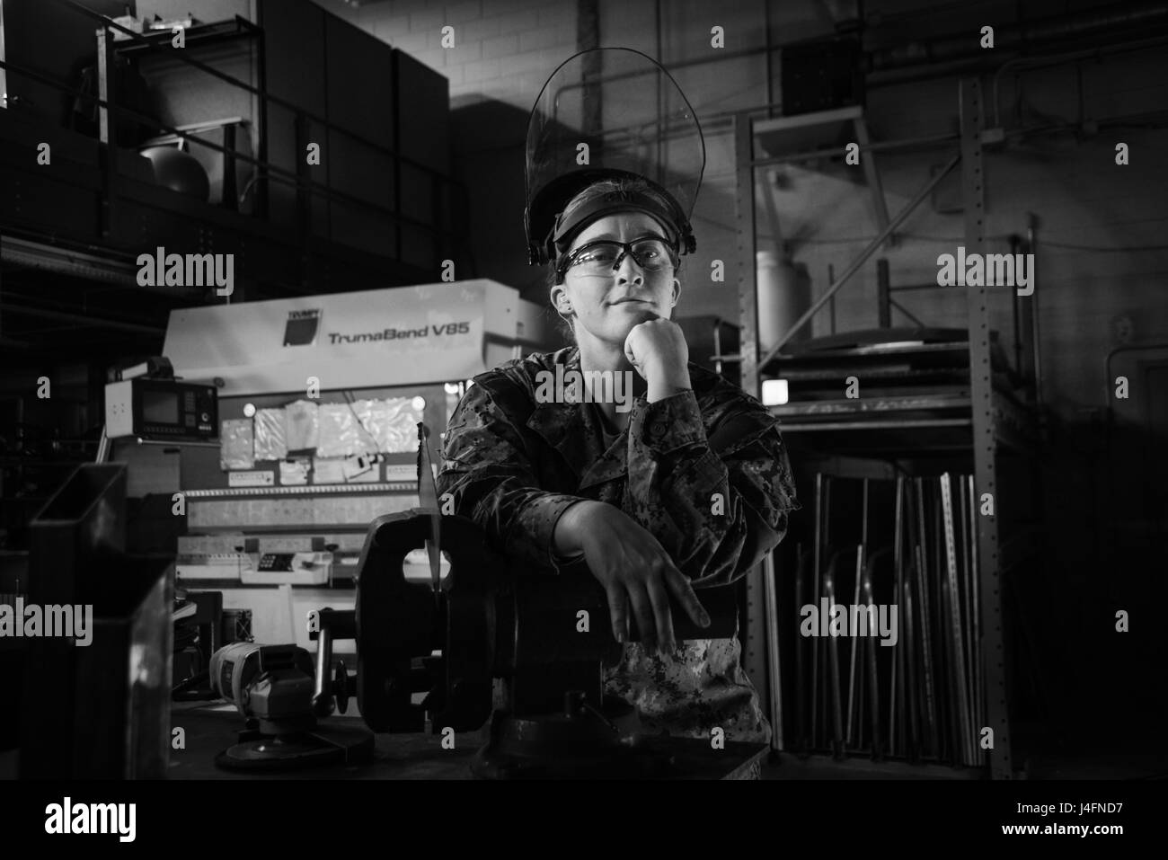 JOINT BASE ANACOSTIA BOLLING, Washington-Stahl Arbeiter 1. Klasse Heather Christian, zugeordnet der Stanzerei in der White House Communications Agentur nimmt sich eine Auszeit und posiert für ein Porträt während einer anstrengenden Arbeit. Die Werkstatt ist verantwortlich für Harley-Umbau Dinge wie z. B. dem Präsidenten Podium für die Verwendung durch den Präsidenten und Vizepräsidenten. (Air National Guard Foto von techn. Sgt. Jonathan Young) Stockfoto