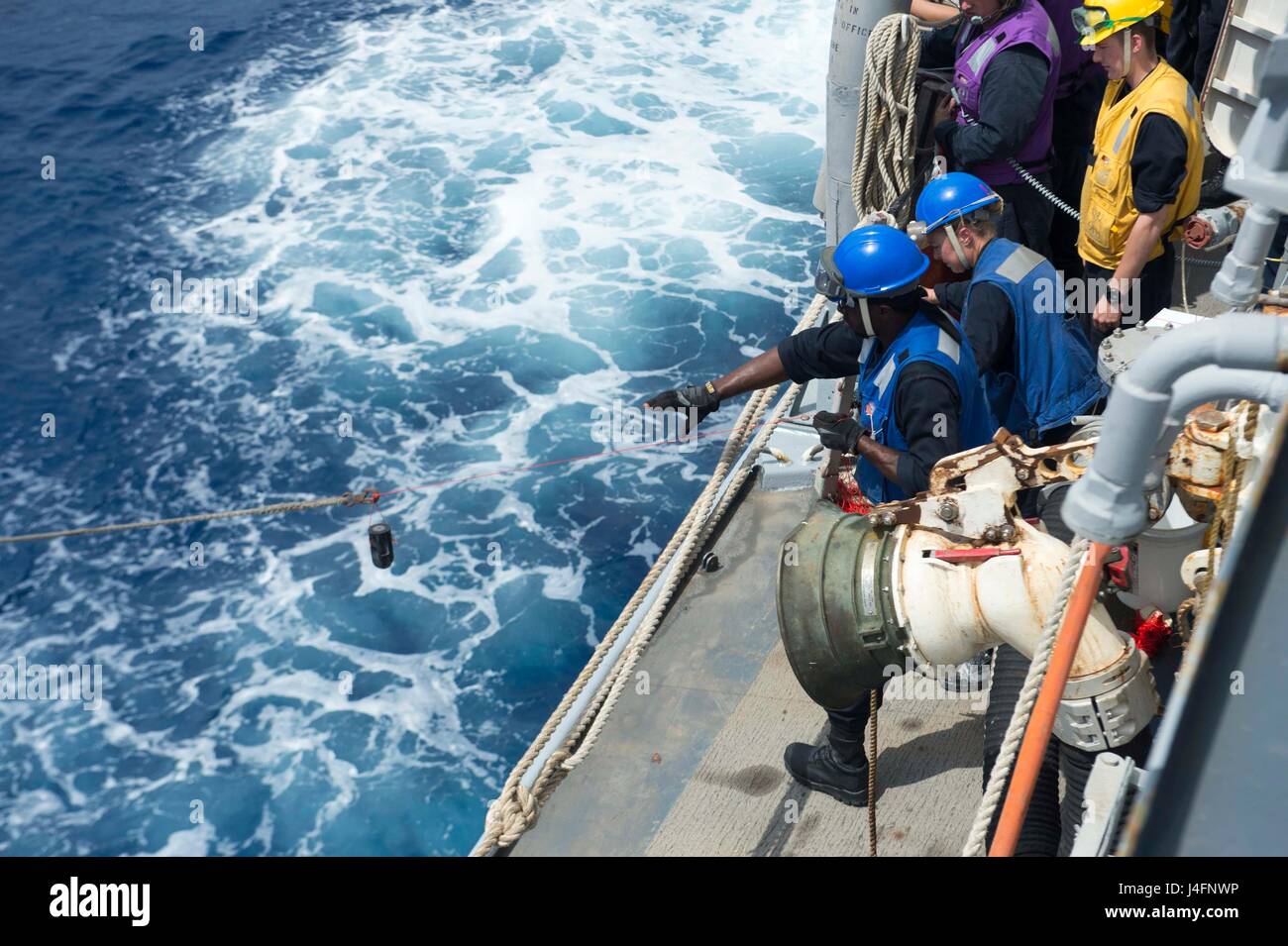 160624-N-DQ503-068 Mittelmeer (24. Juni 2016) – behandeln Segler Linien an einer Tankstelle an Bord der geführte Flugkörper-Zerstörer USS Roosevelt (DDG-80) während einer Auffüllung auf See. Roosevelt, eingesetzt als Teil der Eisenhower Carrier Strike Group führt Marinebetriebe in den USA 6. Flotte Bereich der Maßnahmen zur Erhöhung der Sicherheit der Vereinigten Staaten in Europa interessiert. (U.S. Navy Photo by Massenkommunikation Spezialist 3. Klasse Taylor A. Elberg/freigegeben) Stockfoto