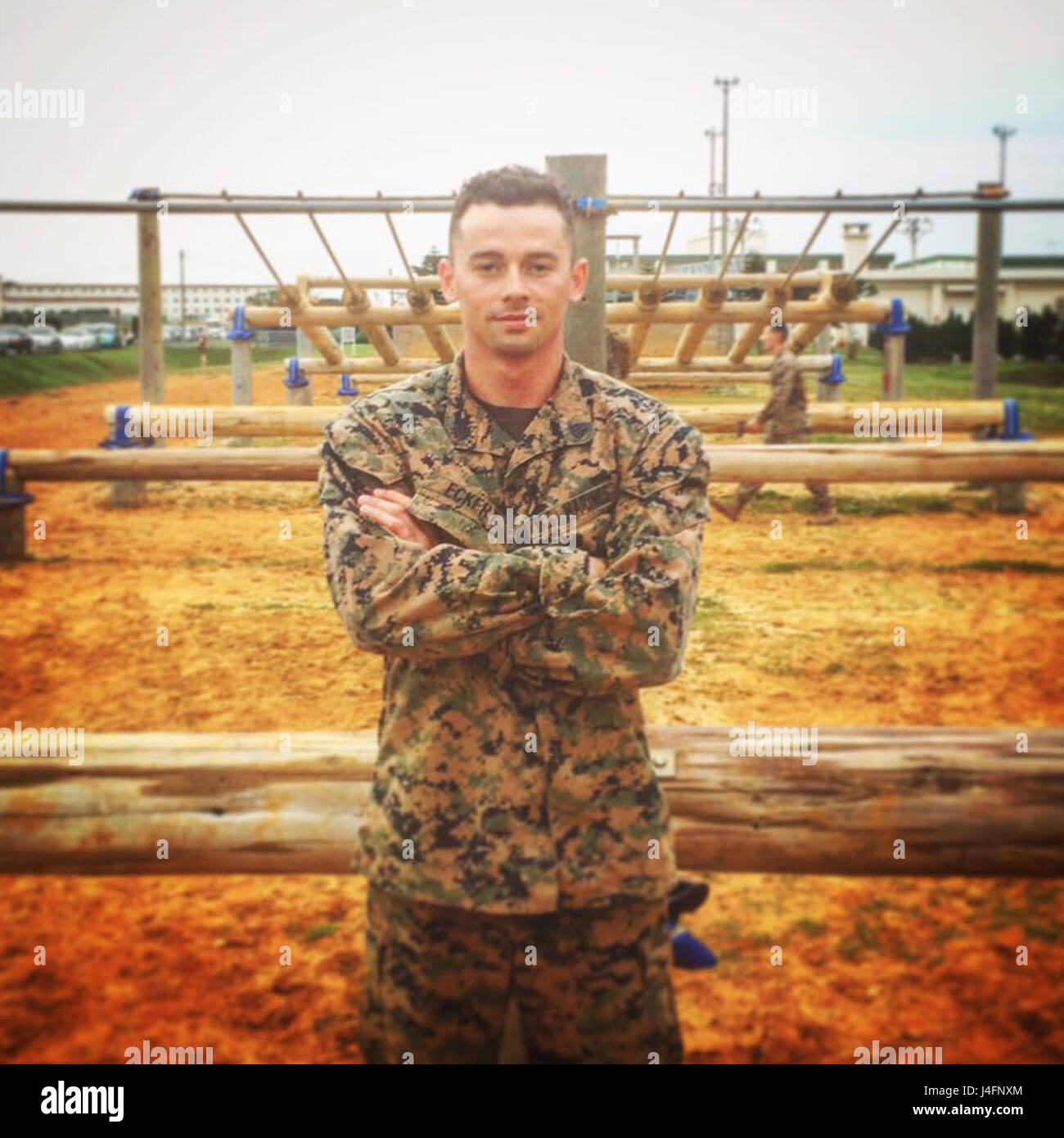 US Marine Corps Sgt. Michael Eckert stellt nach Abschluss der militärischen Hindernis-Parcours im Camp Hansen, Okinawa, Japan im April 2016. Eckert schlagen die ursprüngliche Rekordzeit von 1 Minute 17 Sekunden, mit 58 Sekunden beim behandelnden Unteroffiziere Kurs. (Foto mit freundlicher Genehmigung) Stockfoto