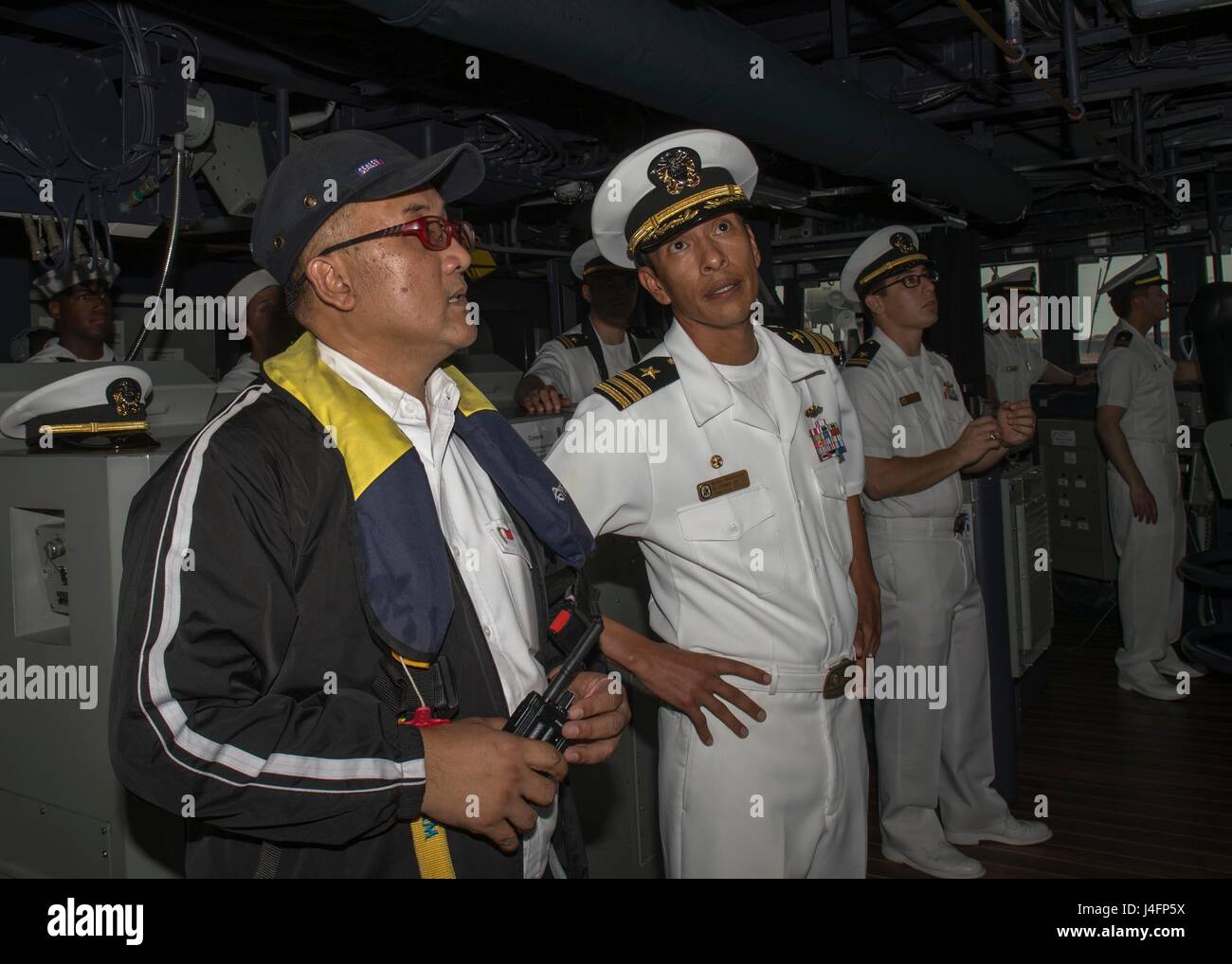 160702-N-SU278-175 CHANGI NAVAL BASE, Singapur (2. Juli 2016) CMdR Manuel Hernandez, befehlshabender Offizier an Bord der geführte Flugkörper-Zerstörer USS Spruance (DDG-111) navigiert Spruance in Port mit Hilfe der singapurischen Pilot. Spruance, zusammen mit der geführte Flugkörper-Zerstörer USS Momsen (DDG-92) und USS Decatur (DDG-73), werden eingesetzt zur Unterstützung der maritimen Sicherheit und Stabilität in der Indo-Asien-Pazifik im Rahmen eines US 3. Flotte Pazifik Surface Action Group (PAC SAG) unter CDS 31. (Foto: U.S. Navy Mass Communication Specialist 2. Klasse Will Gaskill/freigegeben) Stockfoto