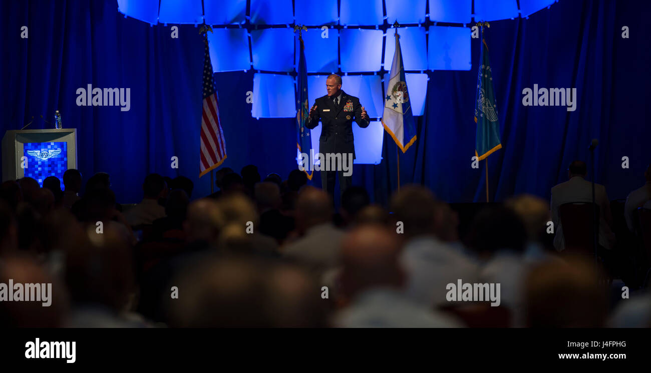 Mitglieder des Vereins Air Force Sergeant anhören Chief Master Sergeant der Air Force James A. Cody anwesend während der AFSA Professional Flieger Konferenz und internationales Übereinkommen 24. August 2016, im Grand Hyatt in San Antonio, Texas. Cody setzte sich mit mehr als 200 Flieger auf einer Reihe von Themen wie... ein Flieger Rolle in der Air Force. (Foto: U.S. Air Force Airman 1st Class Kiefer Bowes) Stockfoto