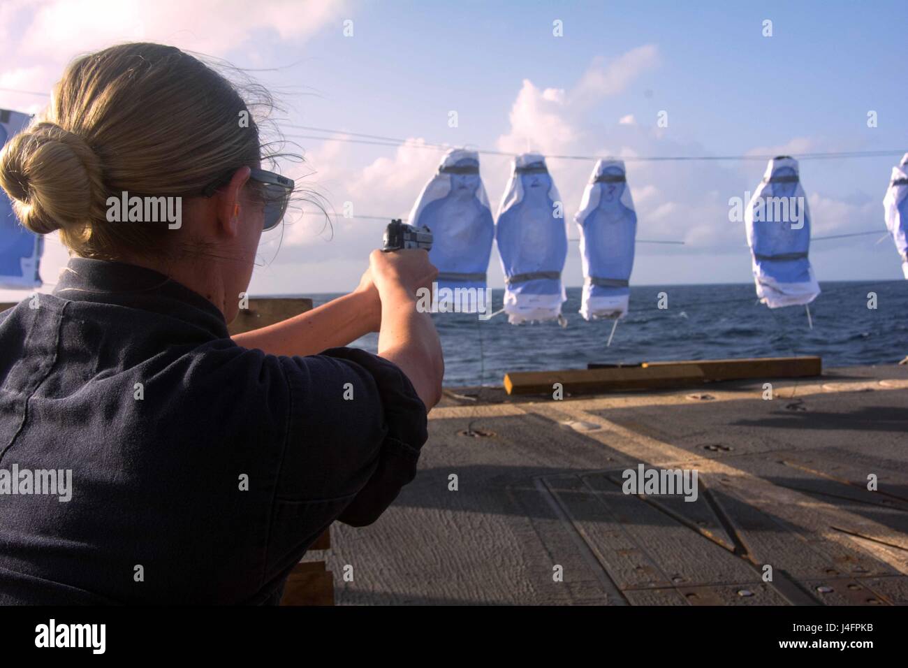 Arabisches Meer (14. September 2016) geführte Flugkörper Zerstörer USS Mason (DDG-87). Mason, eingesetzt als Teil der Eisenhower Carrier Strike Group unterstützt maritimer Sicherheitsoperationen und Sicherheitsbemühungen Zusammenarbeit Theater in den USA 5. Flotte Einsatzgebiet. (Foto: U.S. Navy Mass Communication Specialist 3. Klasse Janweb B. Lagazo) Stockfoto