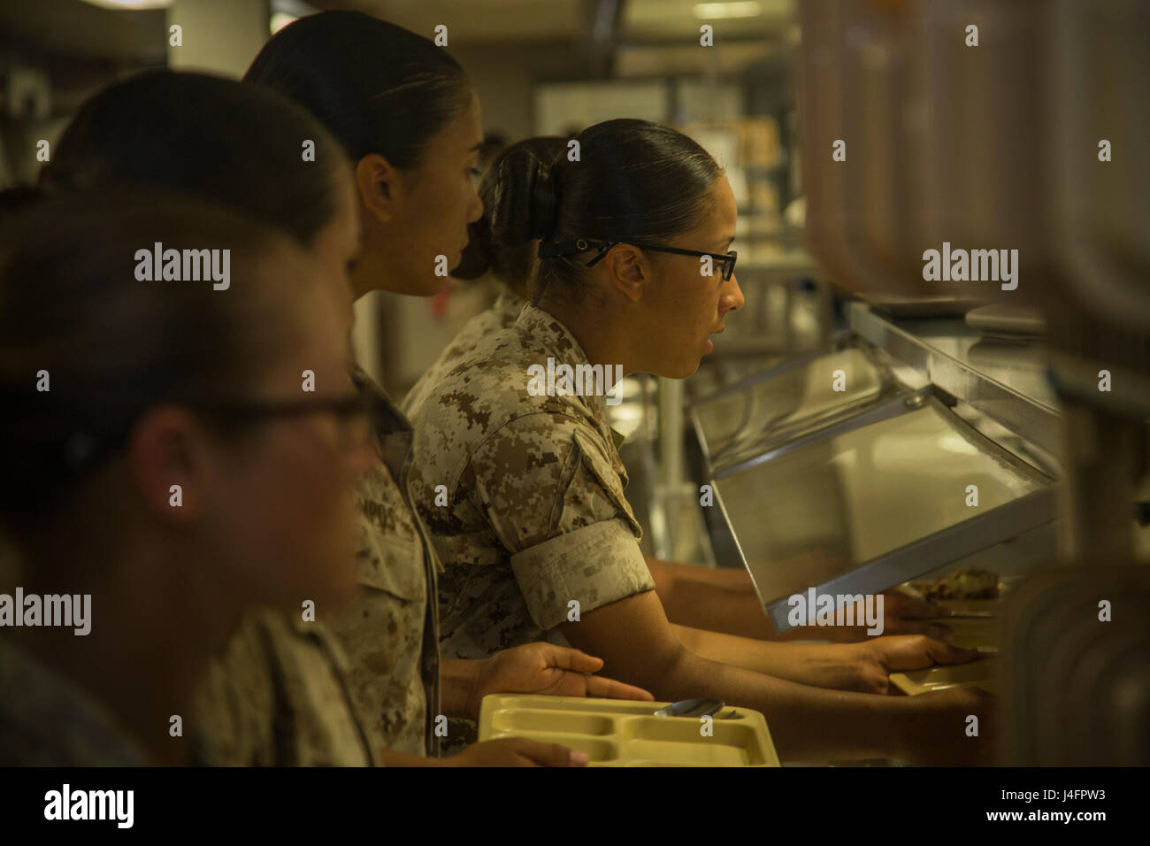 US Marine Corps Rekruten mit Platoon 4037, Firma O., 4. Bataillon, rekrutieren Training Regiment erhalten Speisen und Getränke bei der 4. Bataillon Chow Halle im Marine Corps rekrutieren Depot Parris Island, SC, 29. September 2016. Rekruten sind drei Mahlzeiten pro Tag zur Verfügung gestellt, um weiter mit Training. (U.S. Marine Corps Foto von Lance Cpl. Mackenzie Carter/freigegeben) Stockfoto