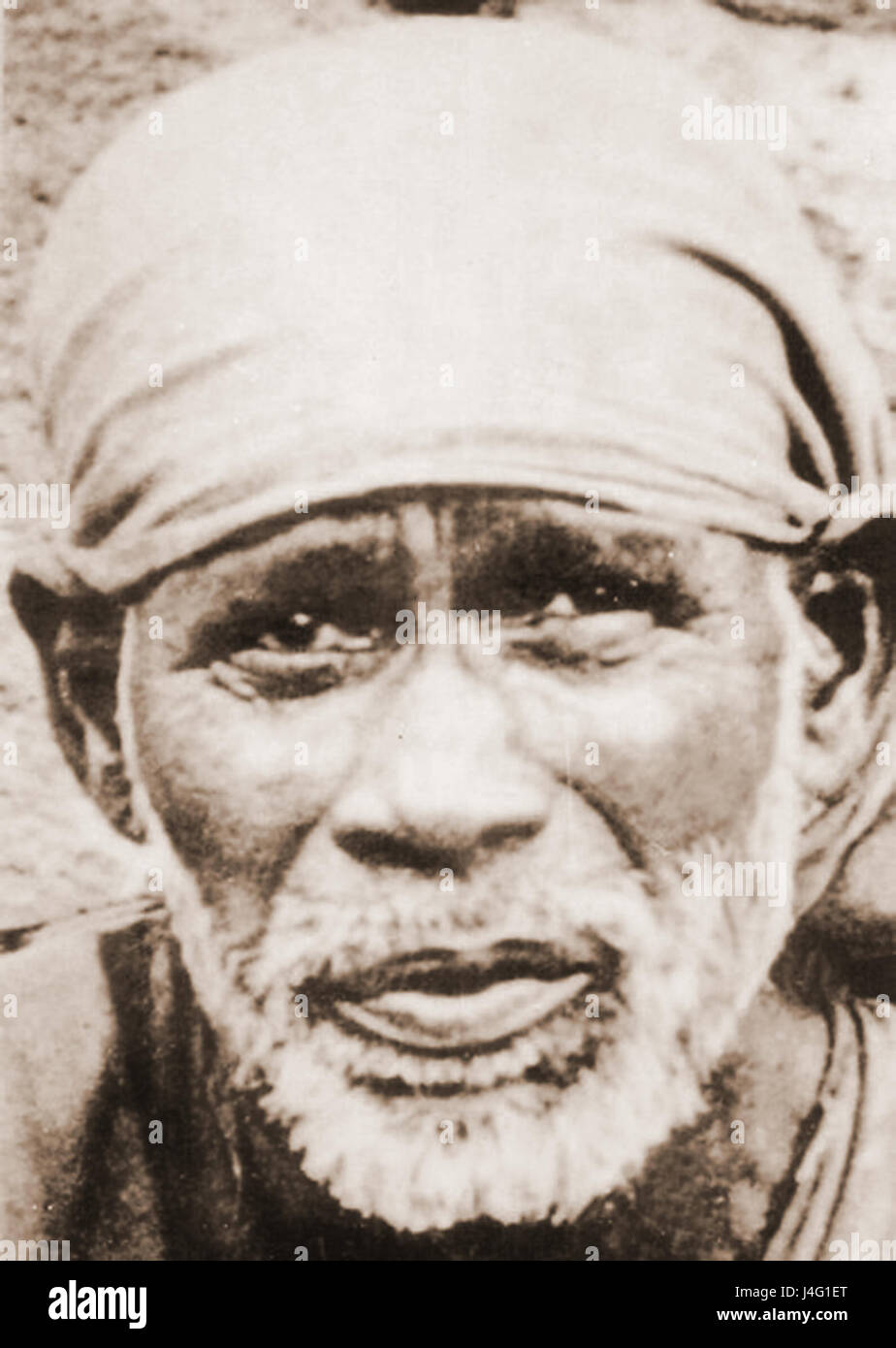 Dieses Porträt von Shirdi Sai Baba, einem einflussreichen spirituellen Führer, fängt das heitere und verehrte Gesicht des heiligen ein. Bekannt für seine Lehren über universale Liebe und Frieden, bleibt er eine ikonische Figur in der indischen Spiritualität. Stockfoto