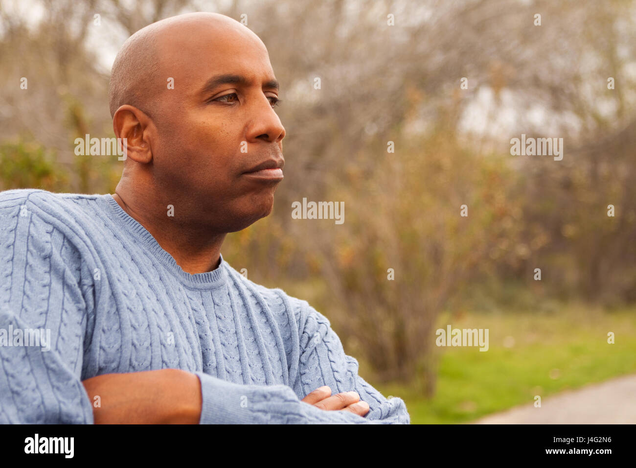 Reifer afroamerikanische Mann traurig schauen. Stockfoto
