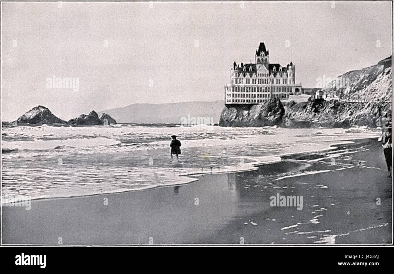 Das 1905 erbaute SF Cliffhouse ist ein historisches Wahrzeichen in San Francisco, Kalifornien. Es diente als Restaurant und geselliger Treffpunkt mit malerischem Blick auf den Pazifik und die umliegende Küste. Stockfoto