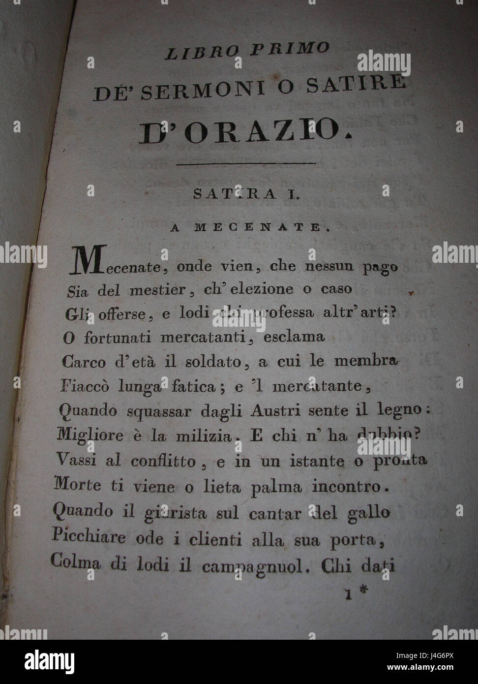 Diese Seite aus „Satire“ von Orazio spiegelt den satirischen Stil des italienischen Dichters wider und kommentiert gesellschaftliche Normen und Verhaltensweisen mit Ironie und Humor, die für sein Werk charakteristisch sind. Stockfoto