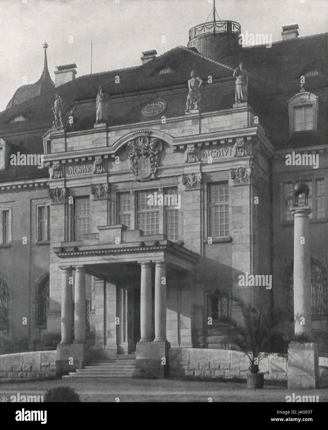 Ein detailliertes Bild des Portals von Schloss Brynneck, ein architektonisches Merkmal des historischen Schlosses in Deutschland. Stockfoto