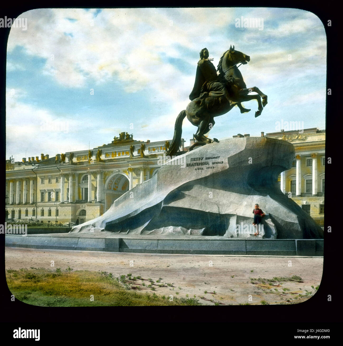 Der *Bronze Reiter*, ein Denkmal für Peter den Großen, steht in Senatskaia Ploschtschad', Sankt Petersburg. Es ist eines der berühmtesten Wahrzeichen Russlands, mit dem Admiralität Gebäude im Hintergrund. Stockfoto