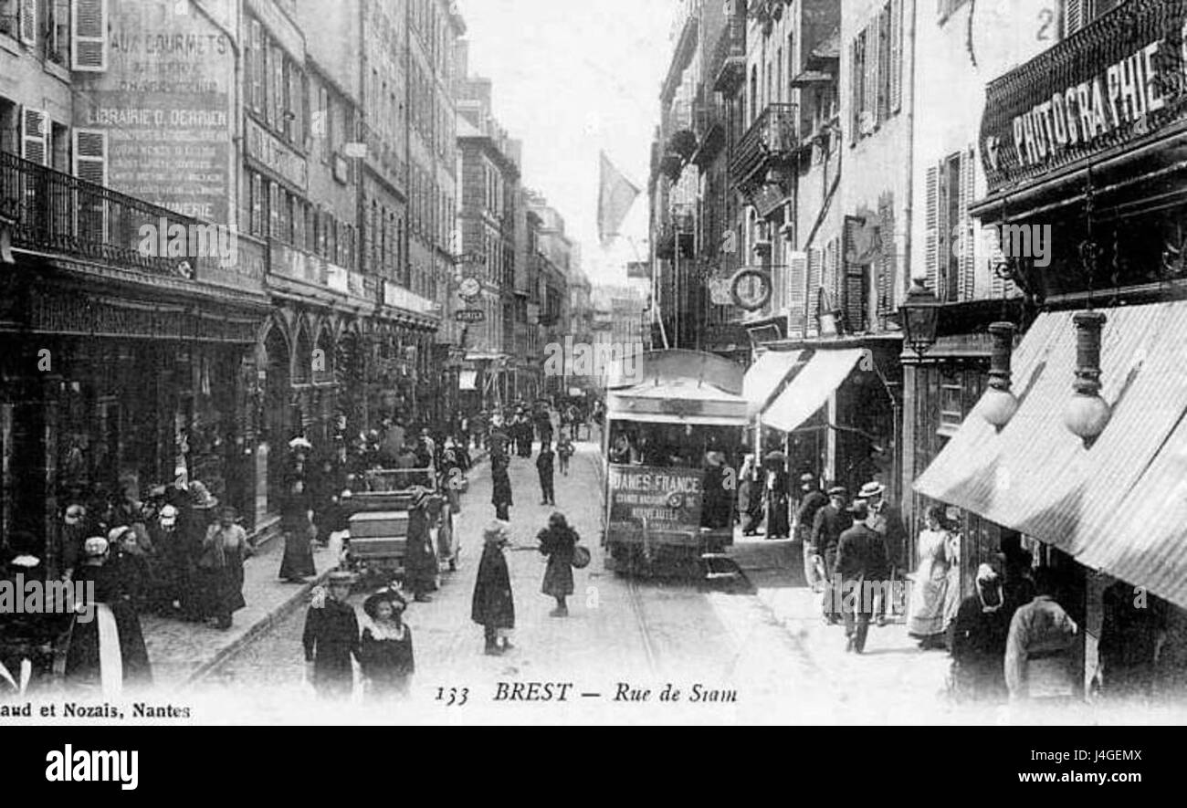 Die Rue de Siam war vor dem Ersten Weltkrieg eine Straße in Paris, die historisch bedeutsam für ihre Rolle in der Architektur und im gesellschaftlichen Leben der Stadt war. Der Titel legt nahe, dass es sich um ein bemerkenswertes Gebiet in dieser Zeit handelte, möglicherweise in Bezug auf Handel oder Wohnentwicklung. Stockfoto