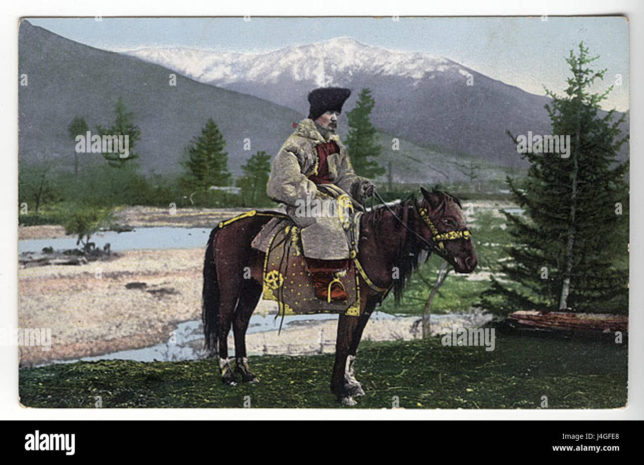SB Altai bezieht sich auf ein Bild oder eine Darstellung eines Mannes aus der Region Altai in Nationalkleidung, oft zu Pferd dargestellt. Dieses Bild fängt kulturelle Elemente der Altai ein, einschließlich ihrer Kleidung und traditionellen Praktiken. Stockfoto