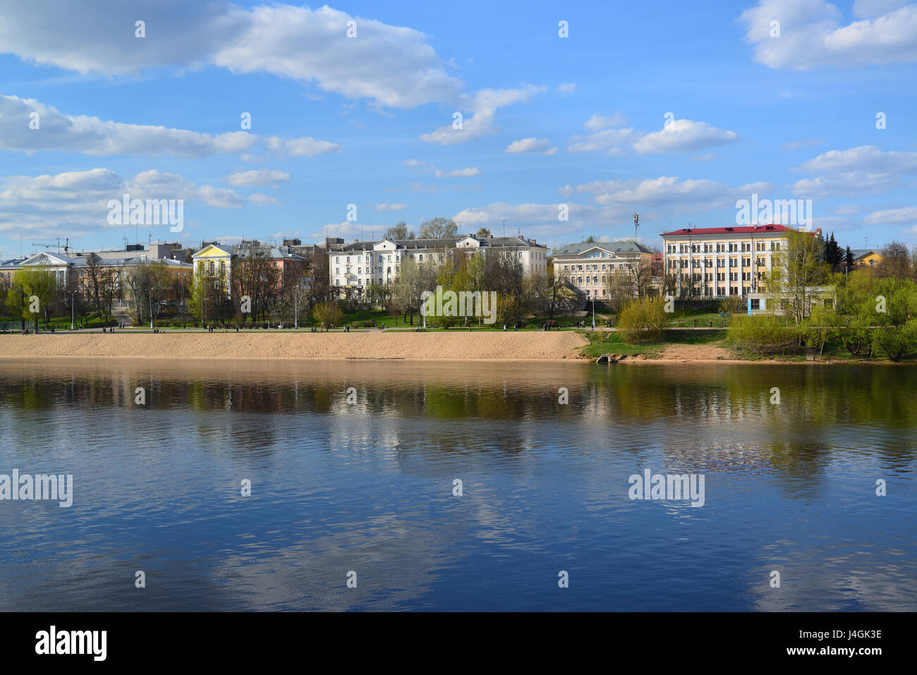 Häuser auf dem Wolga-Ufer in Twer, Russland Stockfoto