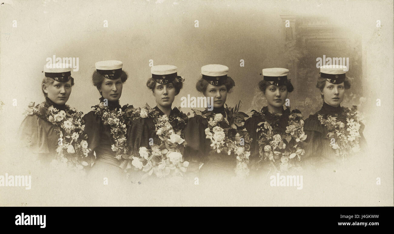 Das Foto „Suomalaisia naisylioppilaita 1906“ zeigt eine Gruppe finnischer Schülerinnen im Jahr 1906 und zeigt die wachsende Rolle der Frauen in der Bildung während dieser Zeit. Das Bild unterstreicht die Bedeutung der Hochschulbildung und der Beteiligung von Frauen in der akademischen Welt. Stockfoto