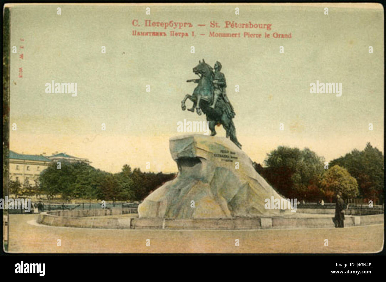 Der Senatsplatz in St. Petersburg, Russland, ist ein historisch bedeutsamer Ort mit bemerkenswerten Wahrzeichen wie dem Senatgebäude und der Bronzemeisterstatue, die das kaiserliche Erbe der cityÂ symbolisiert. Stockfoto
