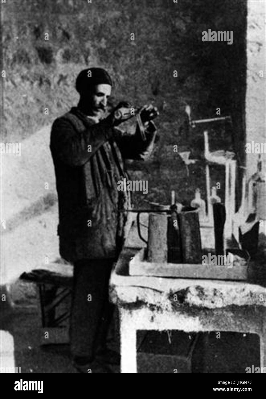 Proben von Kerosin in Baku genommen Stockfoto