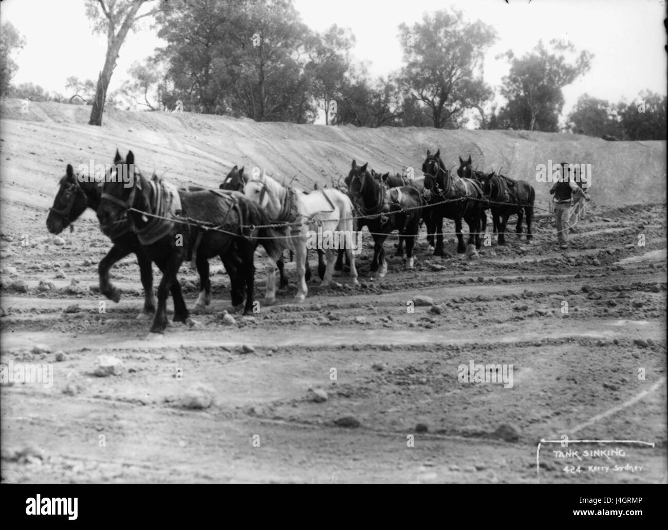 Dieses Bild zeigt einen untergehenden Tank, der Teil der Sammlung des Powerhouse Museums ist. Das Artefakt stellt einen bedeutenden Moment in der Militärgeschichte dar und zeigt das Design und die Struktur früherer gepanzerter Fahrzeuge. Stockfoto