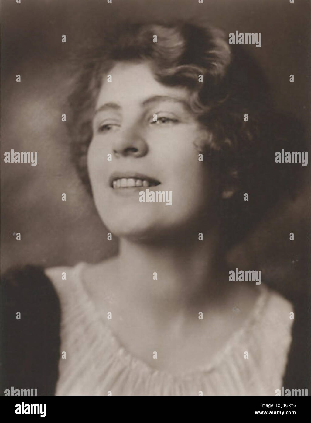 Sybil Smolowa ist wahrscheinlich ein Verweis auf eine Person oder eine historische Figur, die möglicherweise mit einem Ereignis, einer Publikation oder einem Kunstwerk verbunden ist. Die Zahl 28 könnte sich auf ein Alter, ein Jahr oder eine andere Form der Identifizierung beziehen, die für ihre Beiträge oder ihre Rolle in der Geschichte relevant ist. Stockfoto