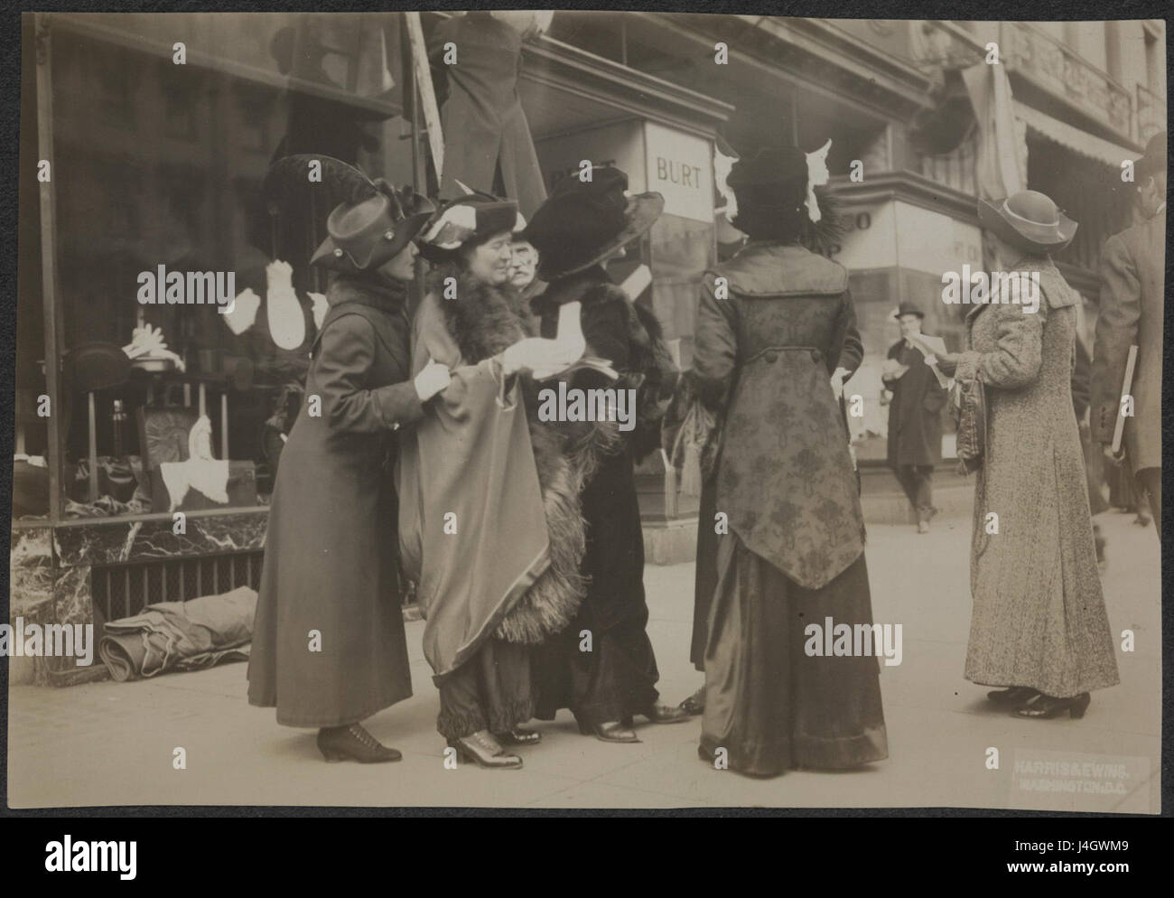 Suffragetten Verteilung von Hand Rechnungen 159009v Stockfoto