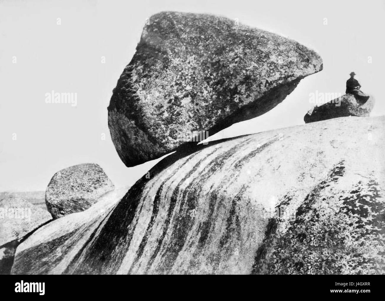 Der bewegliche Tandil-Stein, ein großes geologisches Merkmal in Argentinien, berühmt für seine Größe und das Geheimnis um seine Bewegung, dargestellt in einem Foto aus dem Jahr 1890. Stockfoto