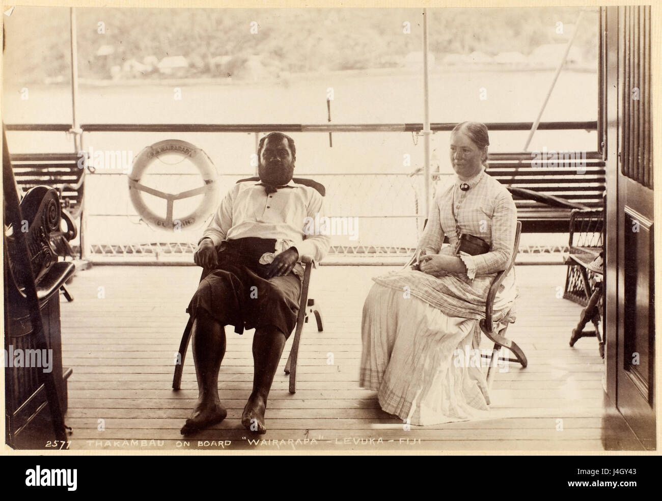 Ein Albumenabdruck aus dem Jahr 1884, der Thakambau an Bord der Wairarapa in Levuka, Fidschi, zeigt. Das Foto zeigt Thakambau, einen Fidschi-Führer, an Bord des Schiffes und bietet einen historischen Einblick in die Pazifikinseln im späten 19. Jahrhundert. Stockfoto
