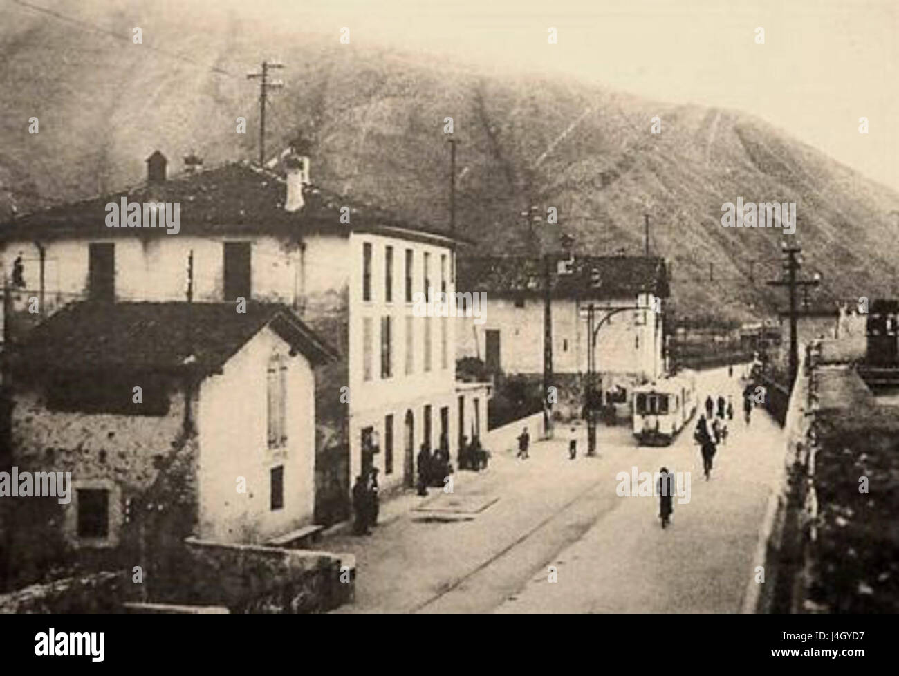 Dieses Bild zeigt die Stadt Sarezzo in Italien mit einer Straßenbahn und zeigt die Architektur und Landschaft der Stadt im 20. Jahrhundert. Stockfoto