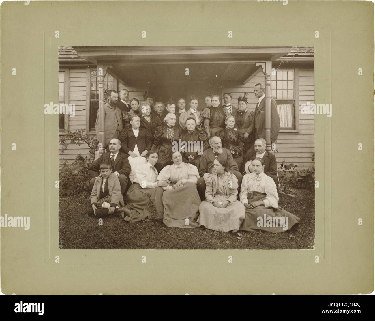 Ein Foto von Susan B. Anthony und ihrer Familie, aufgenommen um 1896. Das Bild fängt die prominente Suffragistin und ihre engen Familienmitglieder während einer entscheidenden Zeit in der Frauenrechtsbewegung ein. Stockfoto