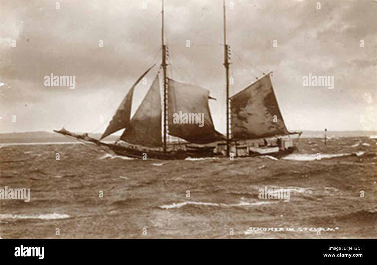 Dieses Kunstwerk zeigt einen Schoner, der von einem Sturm auf See gefangen wurde. Die dramatische Szene fängt die Kraft des Ozeans ein und zeigt die Stärke und Widerstandsfähigkeit von Seeschiffen, die durch raue Wetterbedingungen navigieren. Stockfoto