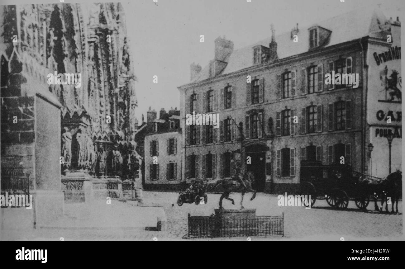 Die Statue von Joan d'Arc im Hotel Lion d'Or zeigt die berühmte französische Heldin in einem historischen Ambiente. Die Statue ist eine Hommage an Joans Tapferkeit und Führung während des Hundertjährigen Krieges. Stockfoto