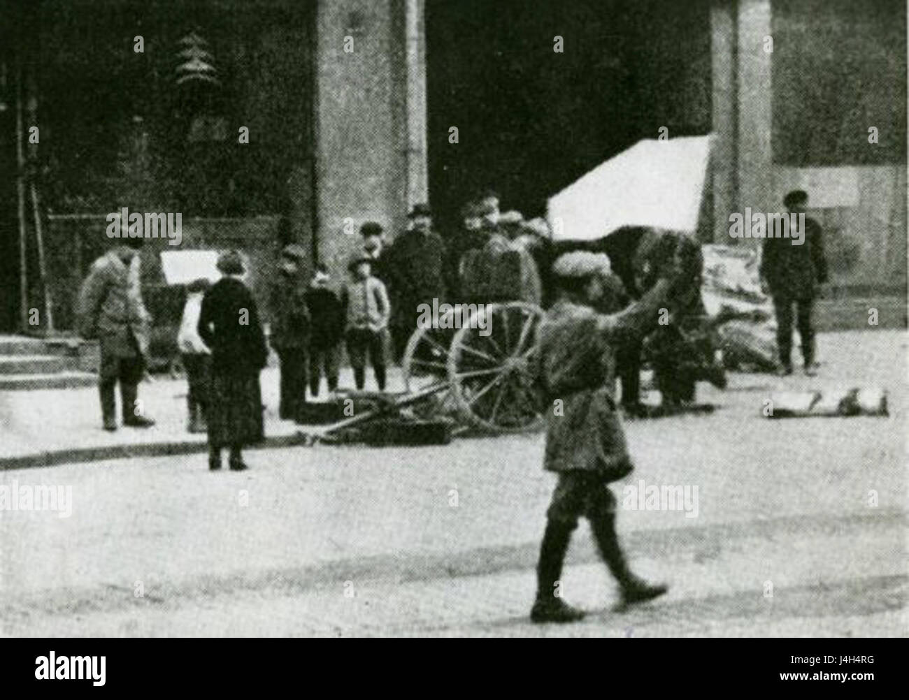 Das Bild der weißen Flagge von Siltasaariâ aus dem Jahr 1918 symbolisiert Finlandâ Unabhängigkeit und das Ende des finnischen Bürgerkriegs. Die weiße Flagge wurde zu Beginn des 20. Jahrhunderts zu einem mächtigen nationalen Symbol. Stockfoto
