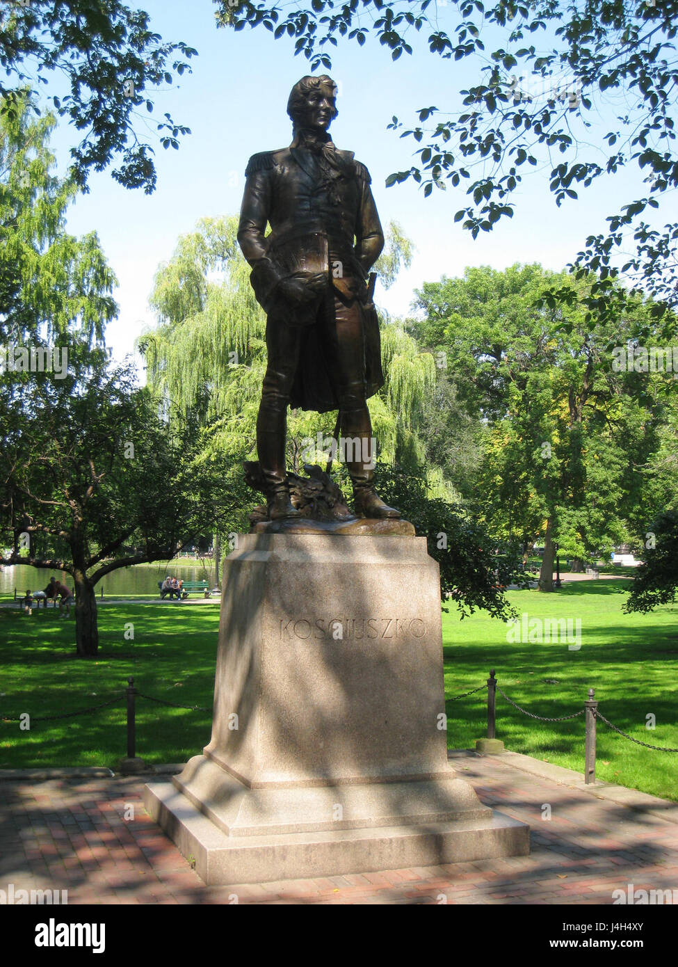 Diese Skulptur von Thaddeus Kosciuszko im Boston Public Garden ehrt den Polnisch-amerikanischen Helden, der in der amerikanischen Revolution gekämpft hat. Die Statue erinnert an seinen Beitrag zum Unabhängigkeitskampf und seine Rolle bei der Konstruktion von Befestigungsanlagen. Stockfoto