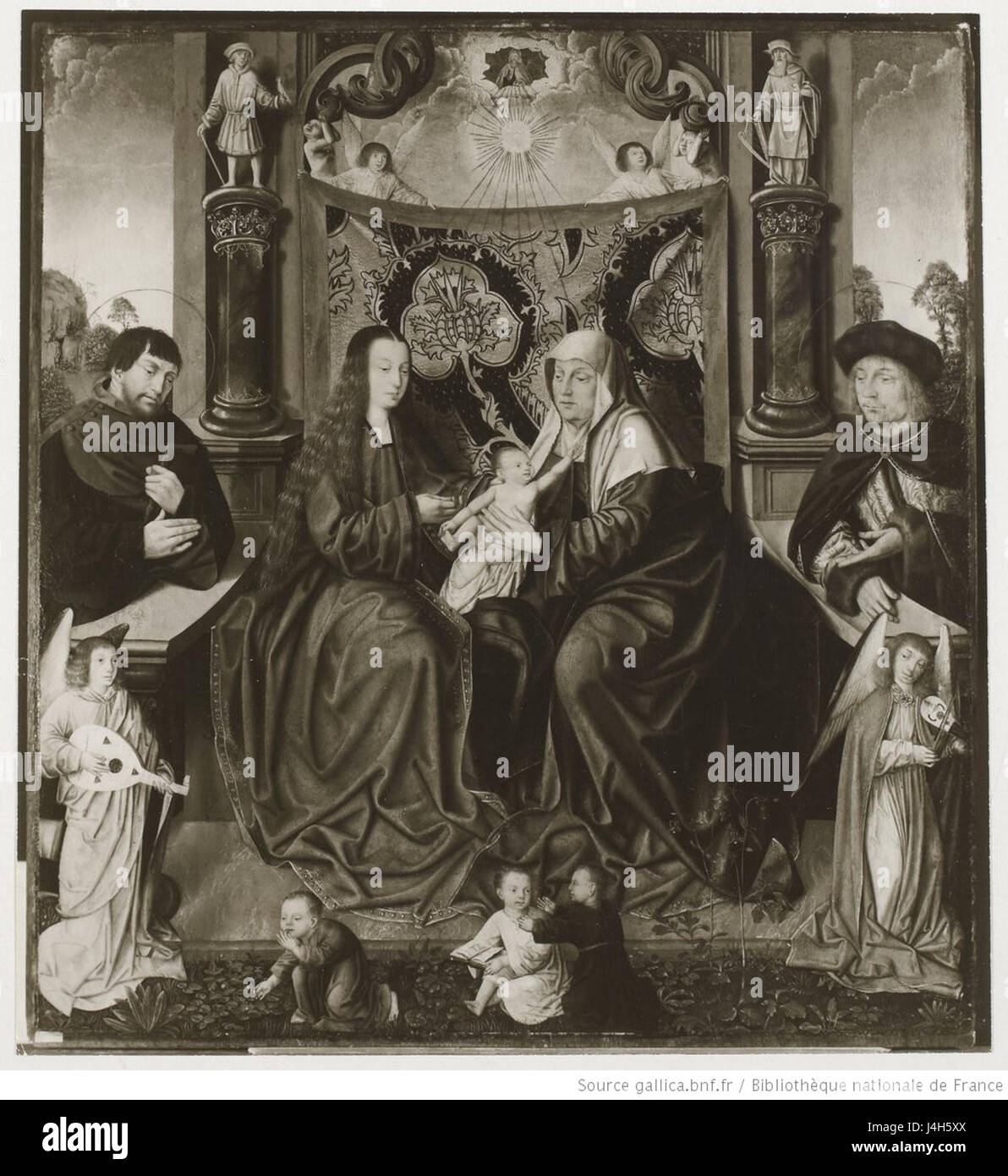 Dieses Kunstwerk mit dem Titel „Sainte Famille et Anges Musiciens“ zeigt die Heilige Familie, begleitet von musikalischen Engeln. Es ist ein religiöses Gemälde, das christliche Ikonographie und künstlerische Hingabe widerspiegelt. Stockfoto