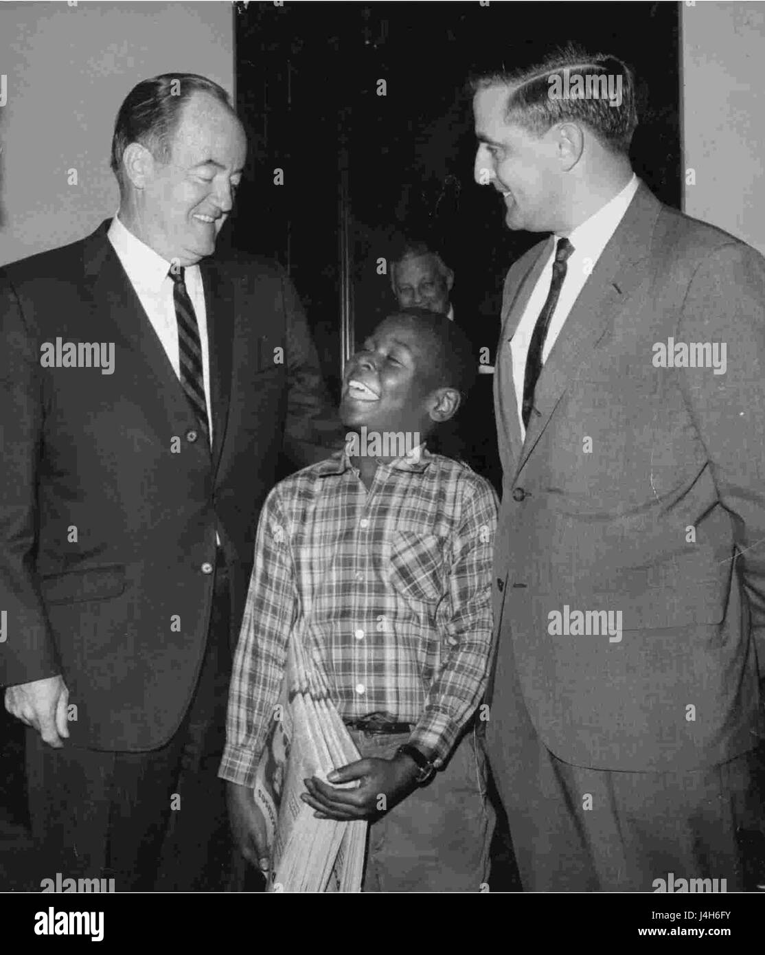 Michael A. Johnson diente als Senatsseite und spielte eine wichtige Rolle im US-Senat, indem er Senatoren unterstützte und verschiedene Aufgaben innerhalb der Senatskammer wahrnahm, was die Verantwortung der Senatsseiten in der amerikanischen Politik widerspiegelte. Stockfoto