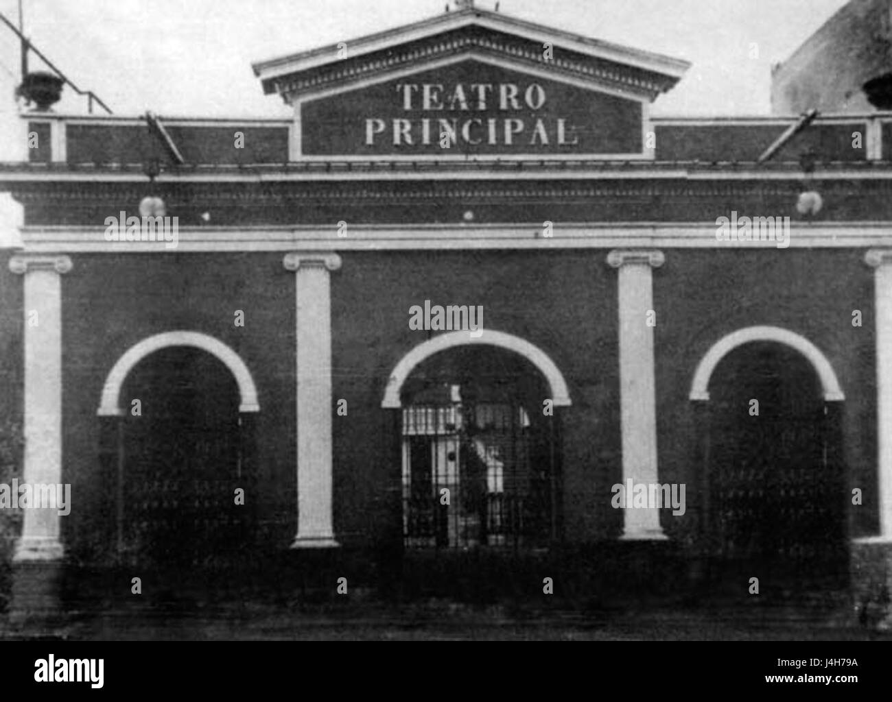 Das Teatro Principal Segura, ein wichtiger Kulturort, spiegelt die architektonische und soziale Dynamik der Region wider. Sein Design und seine Rolle in der lokalen Kunstgeschichte unterstreichen seine Bedeutung für Unterhaltung und kulturelle Entwicklung. Stockfoto