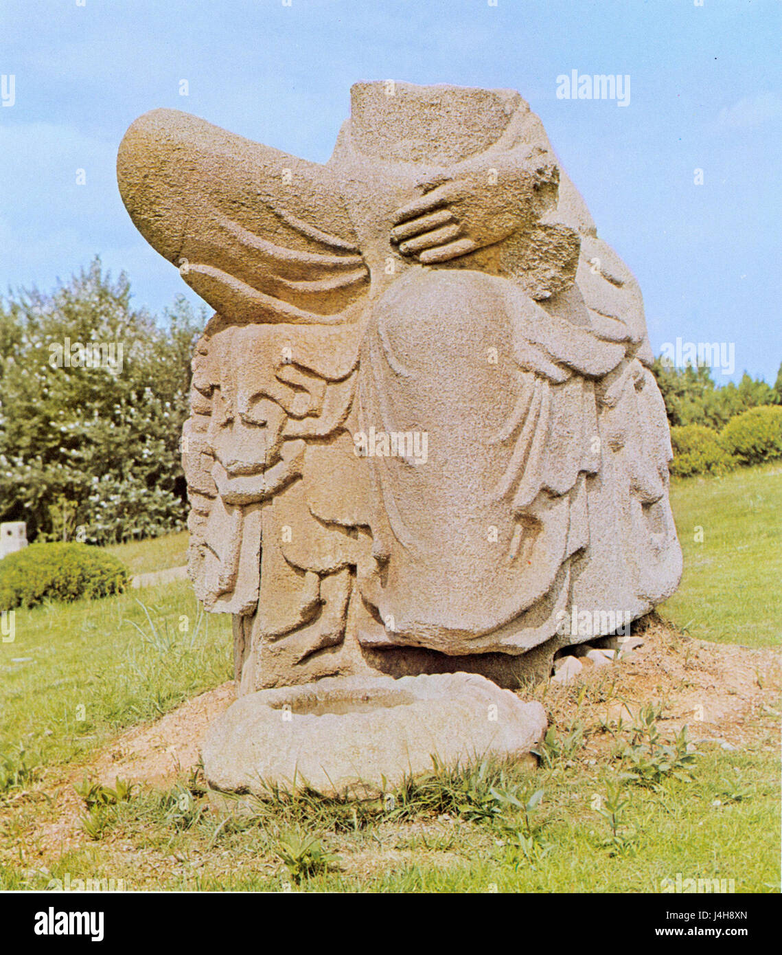 Die Stone Maitreya Bodhisattva-Statue in Bokji-ri in Bonghwa, Korea, ist eine historische Darstellung von Maitreya, einer wichtigen Figur in buddhistischer Tradition, die als halb sitzende Statue dargestellt wird. Stockfoto