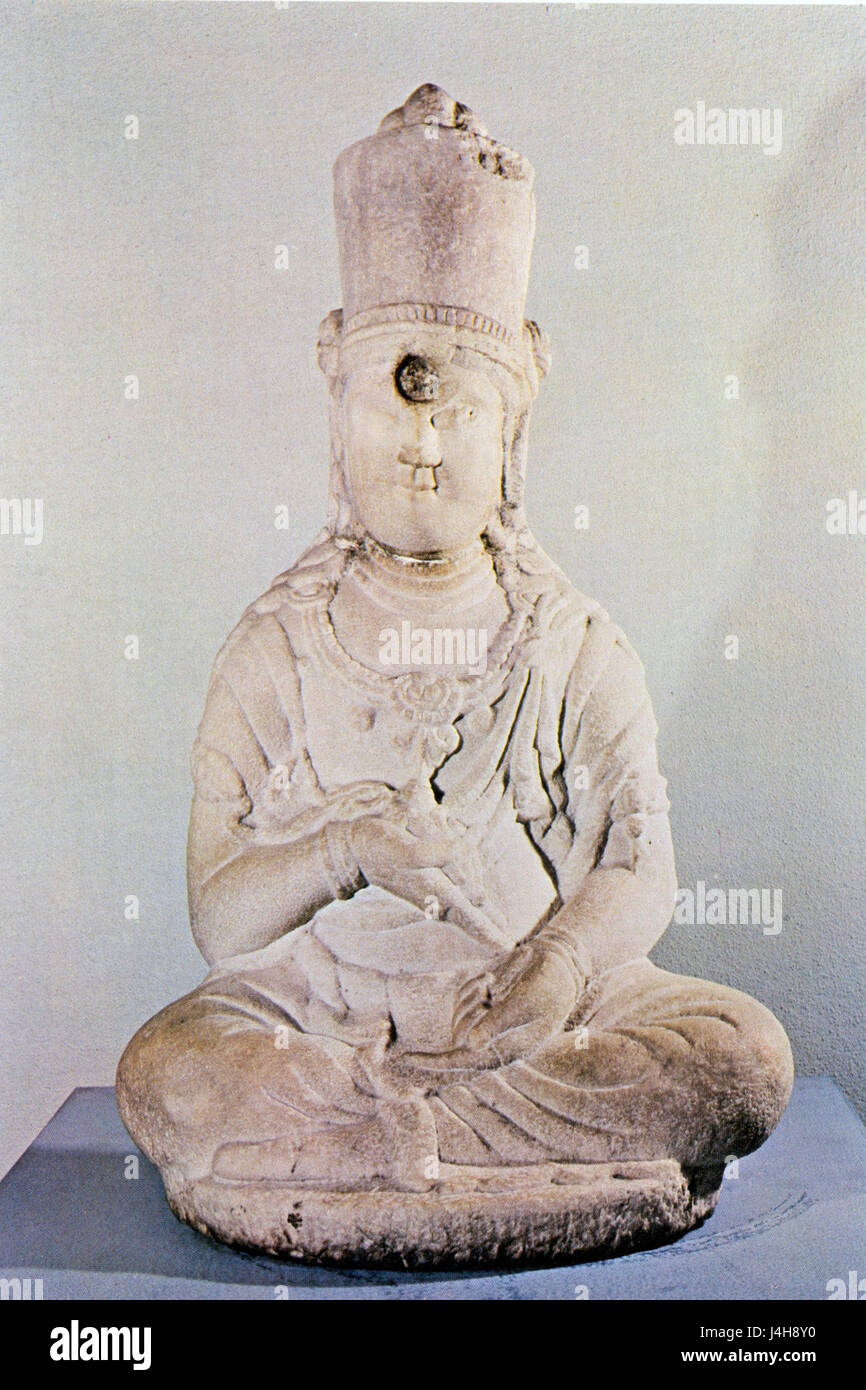 Die sitzende Bodhisattva-Statue aus Stein am Hansongsa-Tempel in Gangneung, Korea, ist eine wichtige buddhistische Skulptur, die das religiöse Erbe und die künstlerischen Traditionen der Region in der Steinschnitzerei widerspiegelt. Stockfoto