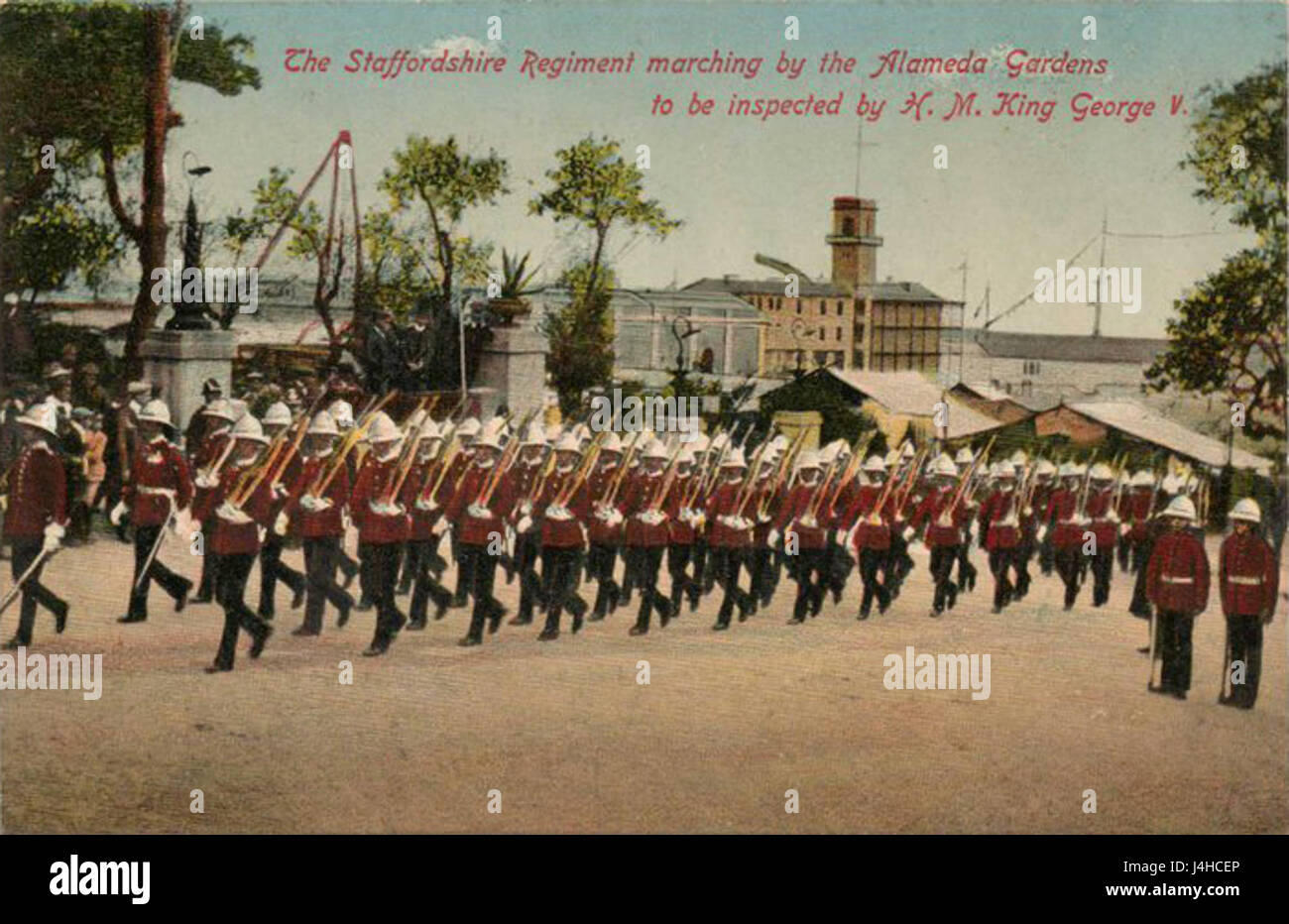 „Staffordshire Regiment Marching by the Alameda Gardens“ fängt einen historischen Moment des Staffordshire Regiments ein, der an den Alameda Gardens vorbeizieht. Diese Szene spiegelt die Präsenz des Regiments und die zeremonielle Pflicht wider und unterstreicht die kulturelle und historische Bedeutung des Ortes. Stockfoto