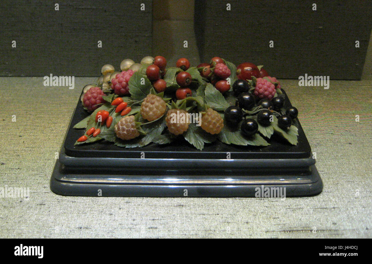 Dieser Briefbeschwerer aus Stein zeigt Beeren als Designmotiv. Sie besteht aus massivem Stein und dient sowohl als funktionales Objekt zur Aufbewahrung von Papieren als auch als dekoratives Objekt. Die natürlichen Strukturen und Formen der Beeren verstärken den ästhetischen Reiz und machen sie zu einer charmanten Ergänzung für jeden Schreibtisch oder Arbeitsplatz. Stockfoto