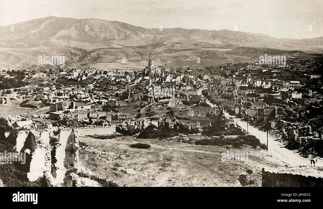 Ruinen des armenischen Bestandteil der Stadt Schuscha nach das März 1920 Pogrom von aserbaidschanischen Einheiten bewaffneten. In der Mitte-Kirche des Heiligen Erlösers Stockfoto