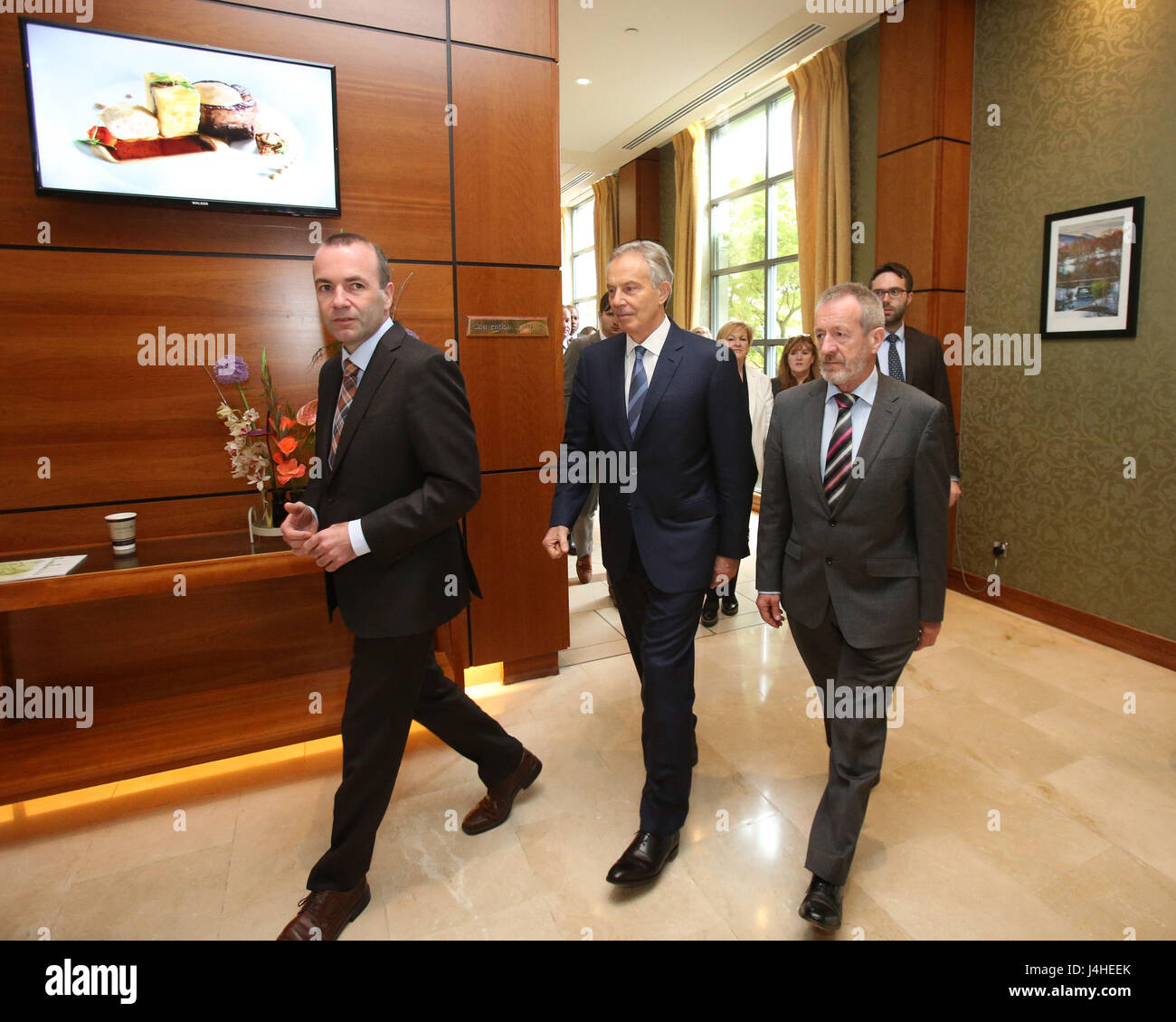 (links nach rechts) Vorsitzender der EVP-Fraktion Manfred Weber, Tony Blair und Fine Gael Sean Kelly bei einem Austritt treffen in Wicklow, Irland. Stockfoto