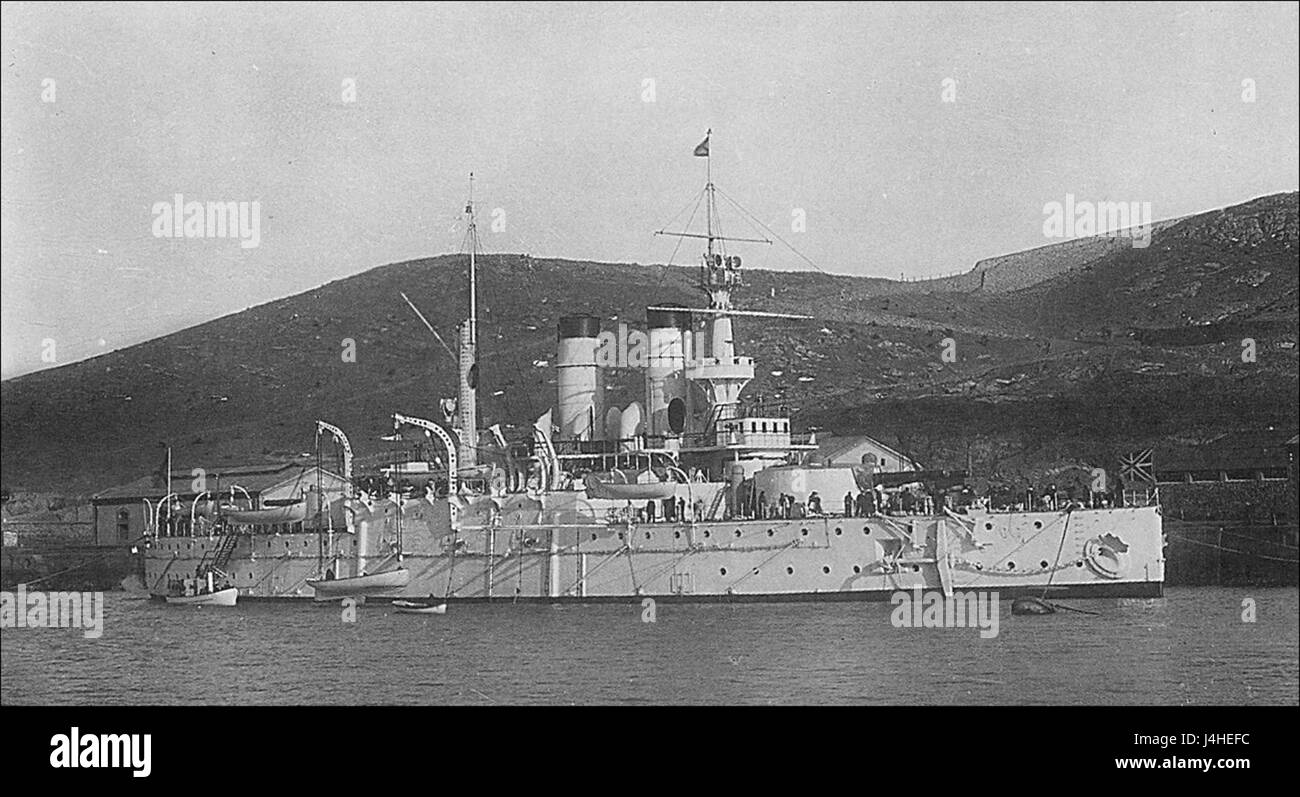 Dieses Bild stellt eine historische Darstellung von Sisoy Welikij dar, wahrscheinlich ein russisches Marineschiff, während der Zeit von 1892 bis 1905, wobei der Schwerpunkt auf seiner Zeit in Port Arthur, einem bedeutenden Ort in der russischen Militärgeschichte, liegt. Stockfoto
