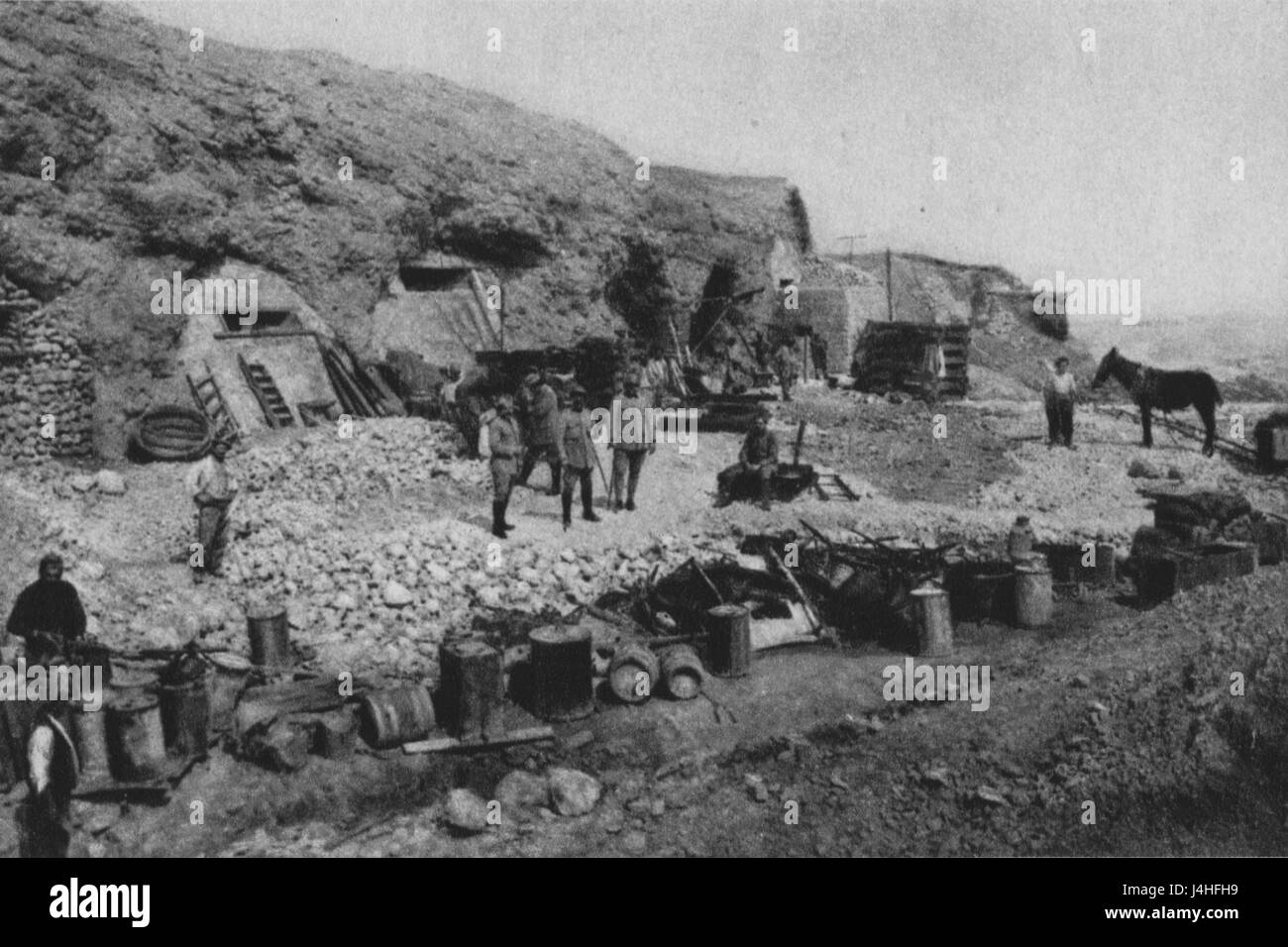Sandsackverschanzungen, oder Sandsackbefestigungen, wurden in der Militärgeschichte häufig verwendet, um schnelle und temporäre Verteidigungsstrukturen zu schaffen. Diese Befestigungen wurden oft in Kriegszeiten zum Schutz und zur Verteidigung genutzt. Stockfoto