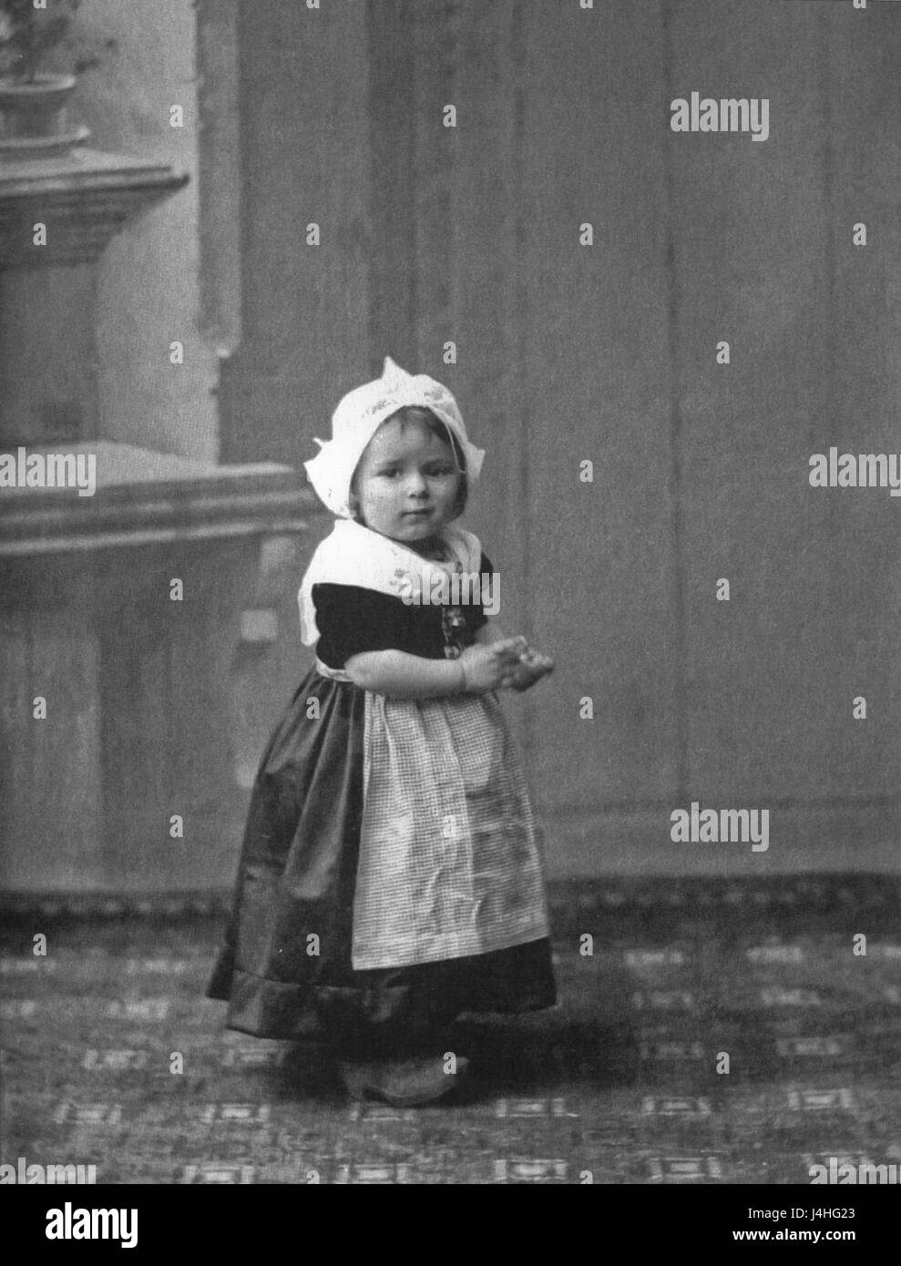 Sara Knout ist eine zeitgenössische Künstlerin, die für ihren lebendigen und innovativen Ansatz in der bildenden Kunst bekannt ist. Ihre Arbeit erstreckt sich über verschiedene Medien und beschäftigt sich mit Themen wie Identität, Transformation und gesellschaftliche Reflexionen. Stockfoto