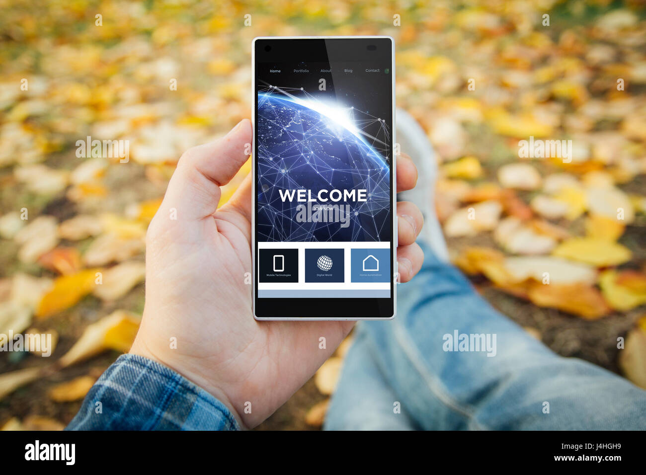 Mann im Park Erde Landung Seite ansprechende Website halten. Alle Bildschirm-Grafiken bestehen. Stockfoto