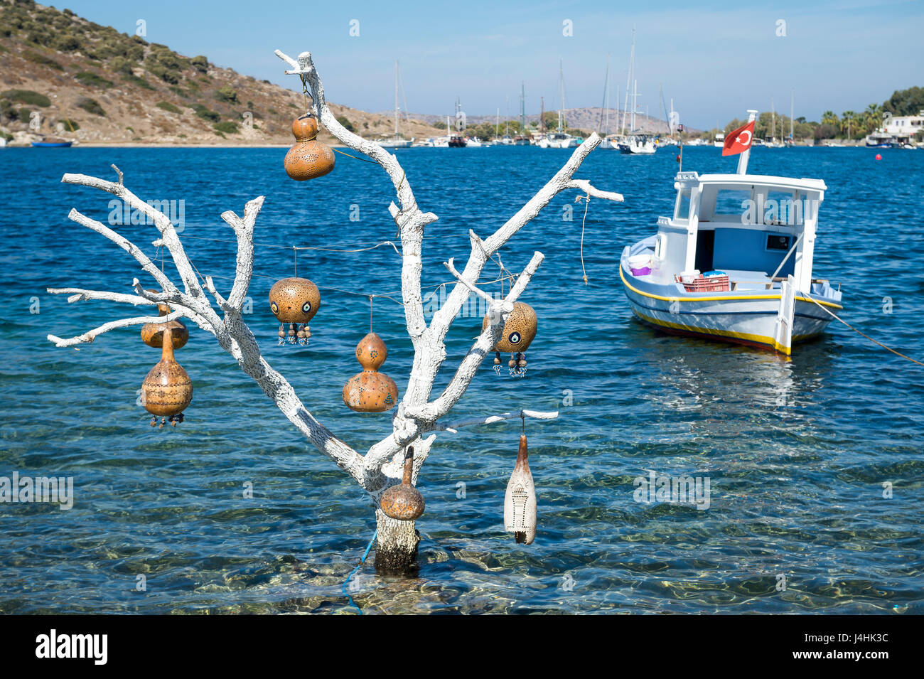 Malerische Aussicht der Mittelmeerküste mit dekorative Kürbisse in weiß getünchten Baum am Ufer eines Strandes in Bodrum, Türkei Stockfoto