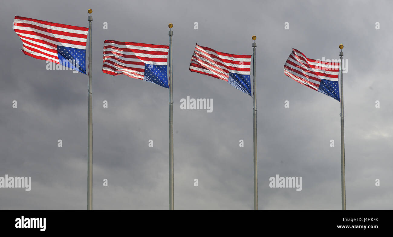 Vier US-Flaggen kopfüber fliegen - Signalisierung not - an einem windigen, stürmischer Tag. Stockfoto