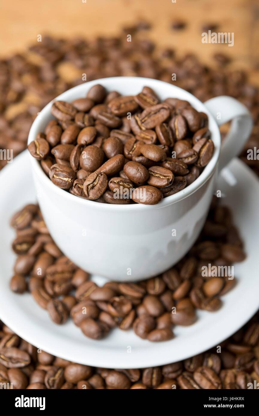 Abbildung: eine Tasse mit Kaffeebohnen, 29. März 2017 | weltweite Nutzung Stockfoto