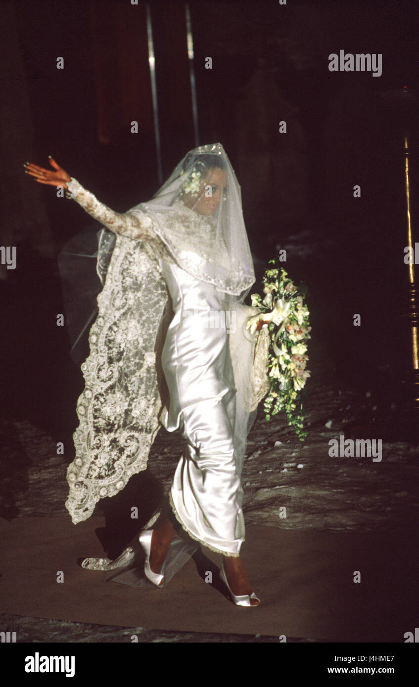 Diana Ross heiratet den norwegische Reeder Arne Naess am 1. Februar 1986 in Romainmotier (Schweiz). Diana Ross begann ihre Karriere als Mitglied von "The Supremes" und arbeitet als Solo-Künstler seit den 1970. Geboren am 26. März 1944 in Detroit (USA).    | weltweite Nutzung Stockfoto