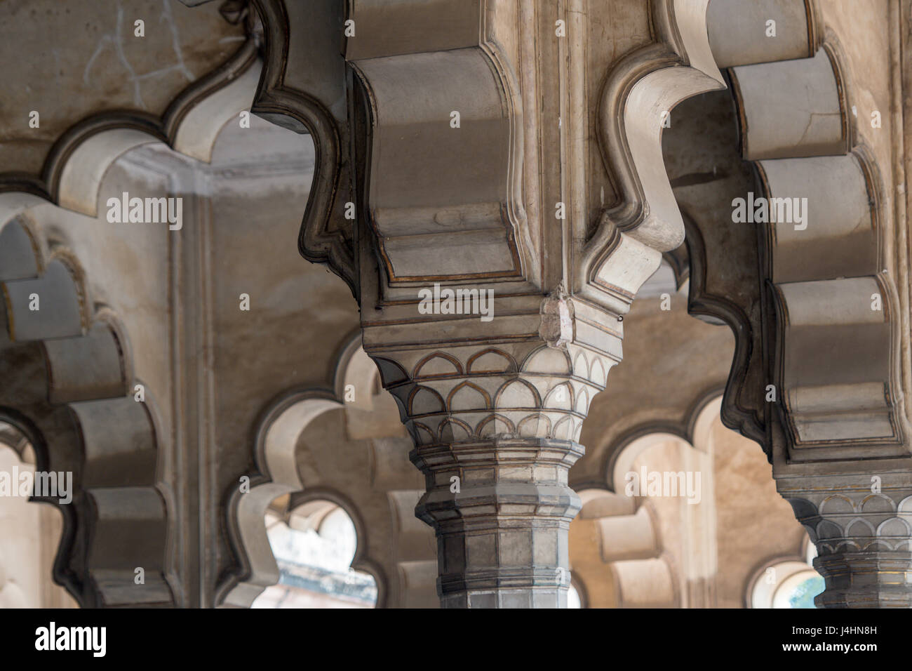 Spaltendetails innerhalb der Agra Fort Diwan-ich-Aam, befindet sich in Agra, Indien. Stockfoto