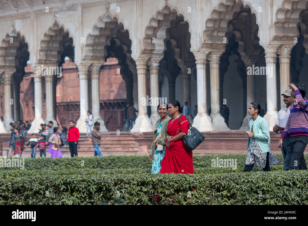 Frauen Wandern rund um das Agra Fort Diwan-ich-Aam oder Hall Publikum, befindet sich in Agra, Indien. Stockfoto